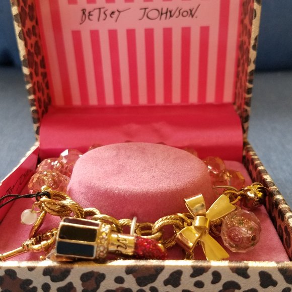 💄💋Betsey Johnson RARE & HARD TO FIND Lipstick Charm Bracelet - NWT&B💋💄 - Picture 11 of 15